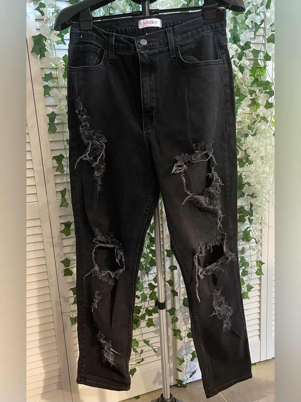 Vibrant M.I.U.
Black Distressed Jeans